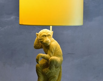 Lampada da tavolo a forma di scimmia in velluto: arredamento eclettico per la casa in stile giungla