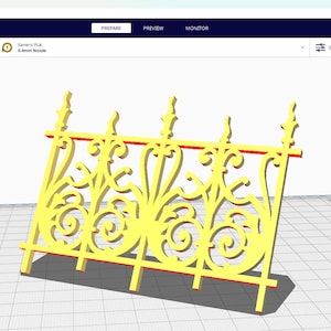 Könnte beinhalten: Gelbes dekoratives Zaunfeld mit verschnörkelten Verzierungen und vertikalen Pfosten. Das Feld hat eine rote Umrandung und ist wahrscheinlich ein 3D-gedrucktes Modell. Das Design weist symmetrische Blumen- und Wirbelmuster auf, die einen Vintage- oder klassischen Stil suggerieren.
