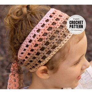 Puede incluir: Una diadema de ganchillo en tonos rosa y marrón con un patrón de encaje. La diadema la lleva puesta una persona joven con el pelo castaño. La imagen incluye el texto "English Crochet Pattern PDF download."