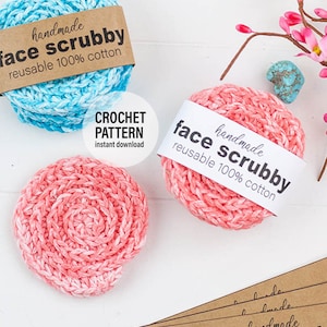 Puede incluir: Dos exfoliantes faciales hechos a mano de ganchillo, uno rosa y otro azul, con una etiqueta marrón que dice "exfoliante facial hecho a mano reutilizable 100% algodón". Una etiqueta marrón separada dice "patrón de ganchillo descarga instantánea".