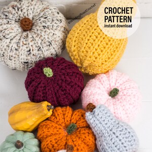 Puede incluir: Una colecci&oacute;n de calabazas y peras de ganchillo en varios colores, incluyendo blanco, amarillo, naranja, rosa, rojo, verde y azul. La imagen incluye el texto "CROCHET PATTERN instant download".