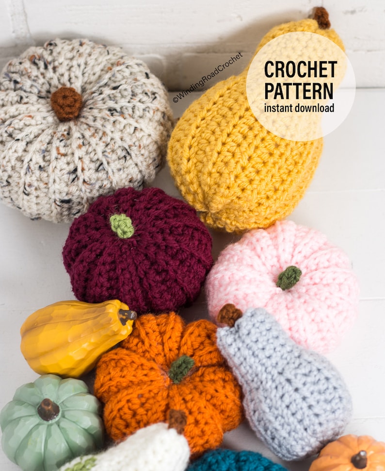 Puede incluir: Una colecci&oacute;n de calabazas y peras de ganchillo en varios colores, incluyendo blanco, amarillo, naranja, rosa, rojo, verde y azul. La imagen incluye el texto "CROCHET PATTERN instant download".