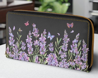 Op de afbeelding: Zwarte leren portemonnee met rits en een bloemenprint van lavendelbloemen en vlinders.