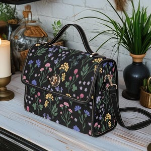 Bolso tipo cartera de lona Dark Cottagecore Witchy, cartera pequeña Wildflowers on Black, bolso de mano floral de lona y cuero vegano, cartera estilo boho hippie