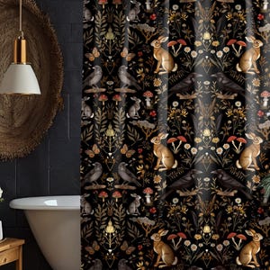 Puede incluir: Cortina de ducha negra con un patr&oacute;n repetido de conejos, p&aacute;jaros, setas y follaje en tonos marrones, dorados y rojos. El dise&ntilde;o tiene un tema vintage y de bosque, adecuado para un ba&ntilde;o.
