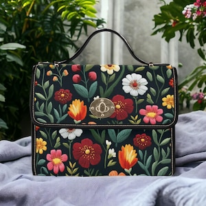 Bolso estilo cartera con bordados florales estilo folklórico bohemio, bolso estilo cottagecore con motivos florales, bolso estilo cottage witch, bolso estilo hippie bohemio con flores