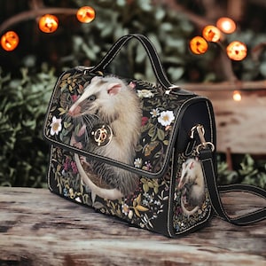 Sac à main opossum et fleurs faussement brodés, sacoche bohème cottagecore opossum, sac à main floral doux opossum, cadeau opossum forestcore foncé