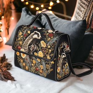 Sac à main brodé imitation blaireau et fleurs des bois, sac à main dark cottagecore blaireau, sac à main forestcore blaireau foncé jardin floral bohème sorcière