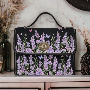Sac à main en toile Witchy Cottagecore foncé, sac à main bohème champs de lavande, sac à main Boho Witchcore en toile et cuir végétalien fleurs sauvages papillons