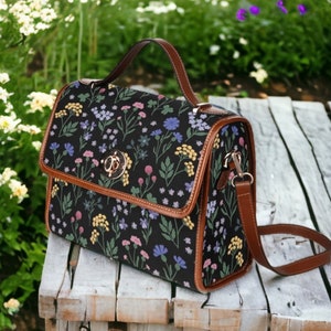 Bolso tipo cartera de lona Dark Cottagecore Witchy, cartera pequeña Wildflowers on Black, bolso de mano floral de lona y cuero vegano, cartera estilo boho hippie
