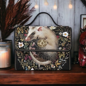 Sac à main opossum et fleurs faussement brodés, sacoche bohème cottagecore opossum, sac à main floral doux opossum, cadeau opossum forestcore foncé
