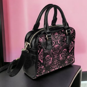 Gothic Handtasche, Pastell Hexenschädel Motten Geldbörse, Vegan Leder Witchy Geldbörse, Goth Mädchen Geschenk, Schwarz Rosa Boho Witchcore Okkulte Schultertasche