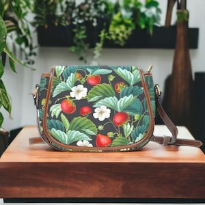Bolso de sillín de lona de fresas de Cottagecore, bolso de sillín de fresa de campo, bolso cruzado de fresas de jardín de cuero vegano de lona Boho