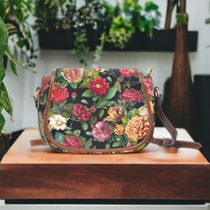 Vintage Rosen Dark Floral Cross-Body Satteltasche, Dark Cottagecore Boho Handtasche, Whimsigoth Rosen Geldbörse, Witchy Hippie Satteltasche