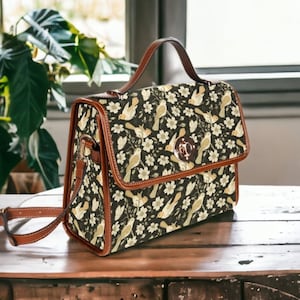 Cartera de lona Dark Cottagecore, bolso Boho Country Flowers Birds, lona y cuero vegano crema flores pájaros Boho bolso hippie