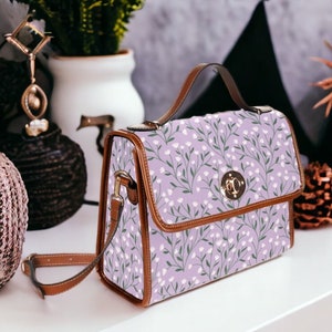 Bolso Petite Wildflower Satchel, Cottagecore Wildflowers en bolso violeta pálido, bolso floral de lona y cuero vegano, regalo Boho Hippies