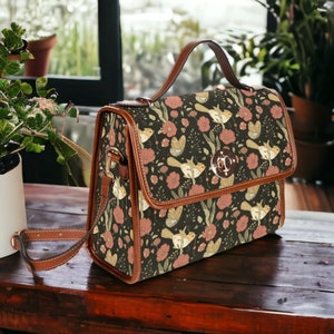 Bolso de lona Dark Cottagecore, bolso Boho Country Flowers Birds, lona y cuero vegano crema flores rojas pájaros Boho Hippie Cross Body Bag