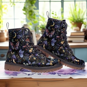 Paarse manen bloemen paddestoelen vlinders Witchy veganistische gevechtslaarzen, hemelse fee grunge grillige laarzen, Fairycore Girl cadeau laarzen