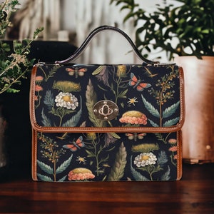 Sac cartable en toile Cottagecore Witchy foncé, sac à main fleurs sauvages papillons, sac à main Cottage en toile et cuir végétalien, cartable Boho Witchcore