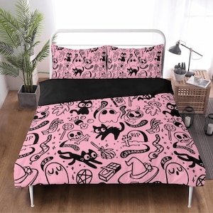 Könnte beinhalten: Rosa-schwarzes Bettwäsche-Set mit einem gruseligen Halloween-Motiv. Das Muster zeigt Geister, Katzen, Schädel und andere gruselige Elemente. Das Bettwäsche-Set beinhaltet einen Bettbezug und zwei Kissenbezüge.