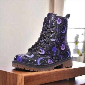 Veganistische gevechtslaarzen Purple Moons & Flowers Witchy, laarzen van kunstleer, Whimsigoth-laarzen, Witchy Girls-cadeaus, Dark Floral Moons-laarzen, humeurig