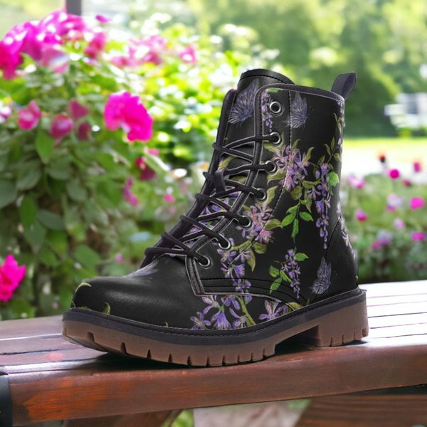 Botas de combate de cuero vegano floral oscuro, botas de mariposas de flores moradas, botas florales caprichosas, botas florales brujas, botas florales boho