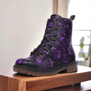 Gothic Witchy veganistische uniseks gevechtslaarzen, paarse schedels nachtvlinders kunstleer gevechtslaarzen, grillige meisje gevechtslaarzen tienermeisje geschenken laarzen