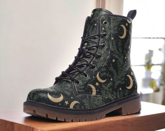 Op de afbeelding: Zwarte leren laarzen met een groen en gouden maan- en sterrenpatroon. De laarzen hebben een vetersluiting aan de voorkant en een dikke zool.