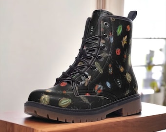 Hermosas botas de combate veganas de escarabajos, botas Boho Cottagecore, botas Goblincore, botas Bugs, botas de naturaleza oscura, botas coloridas de escarabajos lindos