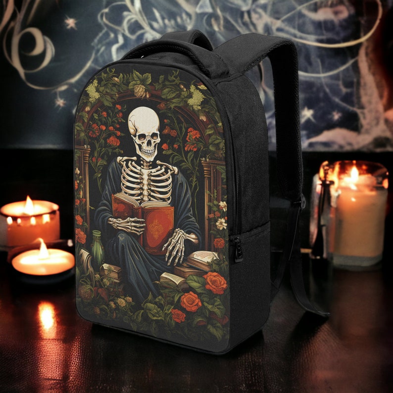 Puede incluir: Mochila negra con un esqueleto leyendo un libro en un jard&iacute;n. El esqueleto lleva una t&uacute;nica azul y est&aacute; rodeado de flores y libros.