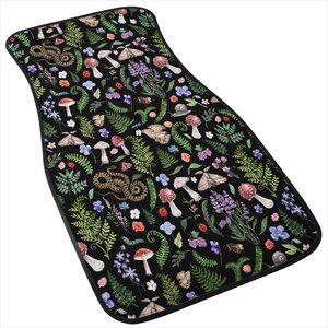 Puede incluir: Alfombrilla para el suelo del coche de color negro con un patr&oacute;n colorido de setas, flores, helechos e insectos.