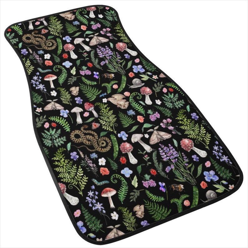 Puede incluir: Alfombrilla para el suelo del coche de color negro con un patr&oacute;n colorido de setas, flores, helechos e insectos.