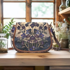 Ethereal Nightshade Blumen Satteltasche aus Canvas und veganem Leder, Boho Witchy Hippie Crossbody Geldbörse, Gothic Blumen Schultertasche