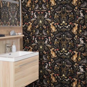 Puede incluir: Cortina de ducha negra con un patr&oacute;n repetido de conejos, cuervos, setas y flores. El dise&ntilde;o incluye mariposas y follaje en tonos marrones, beige y amarillos. La cortina est&aacute; en un ba&ntilde;o.