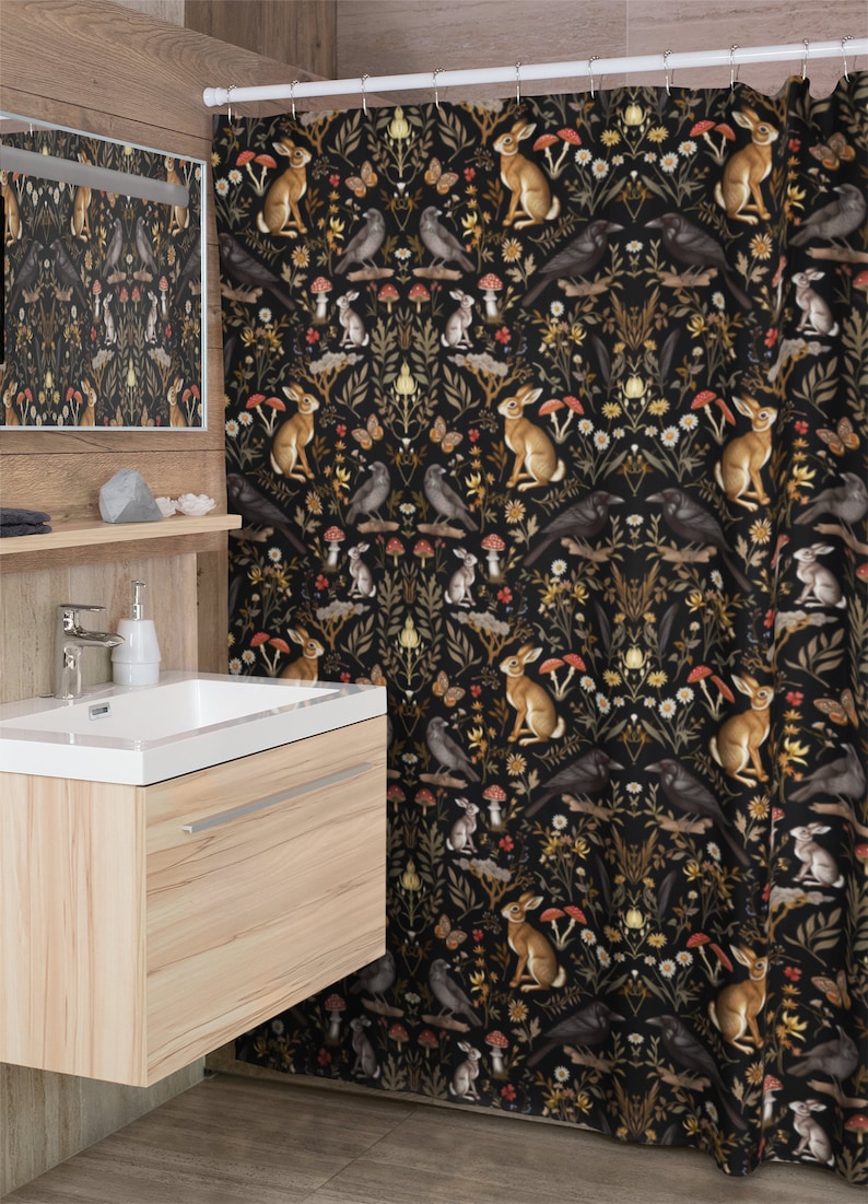 Puede incluir: Cortina de ducha negra con un patr&oacute;n repetido de conejos, cuervos, setas y flores. El dise&ntilde;o incluye mariposas y follaje en tonos marrones, beige y amarillos. La cortina est&aacute; en un ba&ntilde;o.