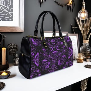 Sac à main de ville en cuir végétalien gothique occulte, têtes de mort et papillons de nuit, sac à main gothique violet, esthétique gothique fille, sac à main Chic Boho Witchy Motifs occultes