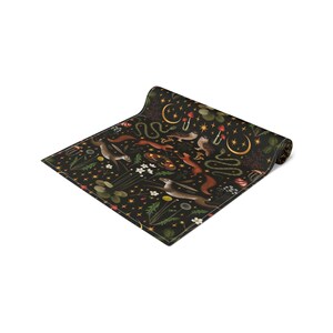 Camino de mesa Bosque Oscuro, Camino de mesa Bosque de Hadas Estilo Cottagecore Oscuro, Decoración de Comedor con Tema Bosque Oscuro, Camino de mesa Bruja con Criaturas del Bosque imagen 4