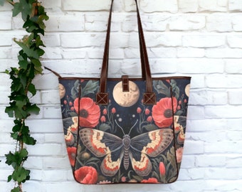 Borsa tote Dark Whimsigoth con farfalla, luna e papaveri, borsa tote in tela e pelle vegana, borsa tote stregata Dark Cottagecore, regalo estetico stregato