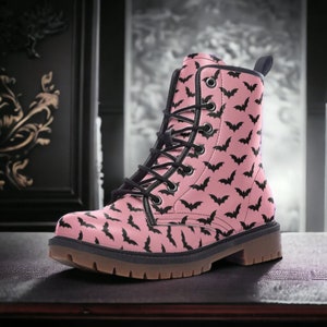 Pastel Goth veganistische leren laarzen, roze vleermuizen gevechtslaarzen, kawaii Goth-gevechtslaarzen dames, pastel Goth Goth meisjeslaarzen, heksencadeau tienermeisje