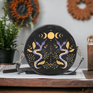 Sac à main rond serpents célestes et lune, sac à main serpents cottagecore foncé, sac à main serpents mystiques, sac à main bohème sorcière en cuir végétalien