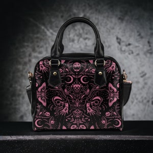 Sac à main Whimsigoth Bowler, Pastel Goth Skulls Moths Vegan Leather Witchy Purse, Cadeau fille Goth, Sac à bandoulière occulte de sorcellerie noir et rose