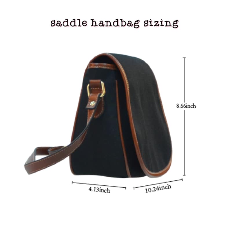 Op de afbeelding: Zwarte canvas zadeltas met bruine leren details en een gouden gesp. De tas is 8,66 inch hoog, 10,24 inch breed en 4,13 inch diep.