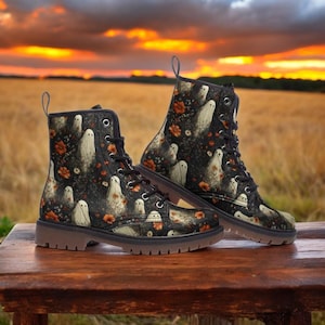 Cottage Goth Ghost Garden veganistische gevechtslaarzen, Ghosts & Flowers-laarzen, griezelige schattige Halloween-herfstlaarzen, spookachtige boho-griezellaarzen voor meisjes