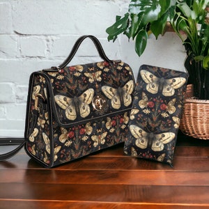 Cottage Goth Moths Flowers Satchel, Bolsa de polillas góticas y juego de billetera, Embrague Cottagecore oscuro, Conjunto Whimsigoth, Regalos de brujería boho de cuero vegano