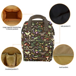 Op de afbeelding: Bruine rugzak met een botanische print van vlinders, paddenstoelen en bloemen. Hij heeft een handvat aan de bovenkant, zijzakken, gaasvakken en ge&iuml;soleerde zakken. De tekst "Large capacity mommy bag (5 interior pockets" is zichtbaar.