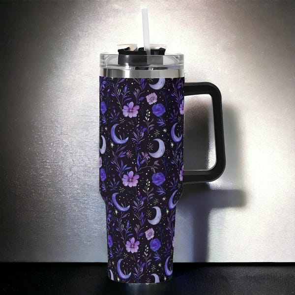 Vaso de acero inoxidable de 40 oz con asa, diseño de flores, lunas y estrellas de Fairycore morado, estilo bohemio, cottagecore, goblincore, regalo de bruja
