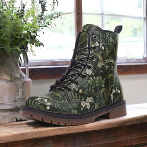 Cottagecore donkere botanische veganistische gevechtslaarzen, groene tuinbloemen imitatieleren laarzen, ren Faire-festivallaarzen, cadeaus Garden Green Witch