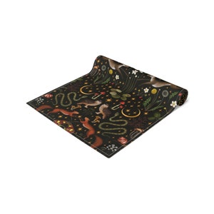 Camino de mesa Bosque Oscuro, Camino de mesa Bosque de Hadas Estilo Cottagecore Oscuro, Decoración de Comedor con Tema Bosque Oscuro, Camino de mesa Bruja con Criaturas del Bosque imagen 8