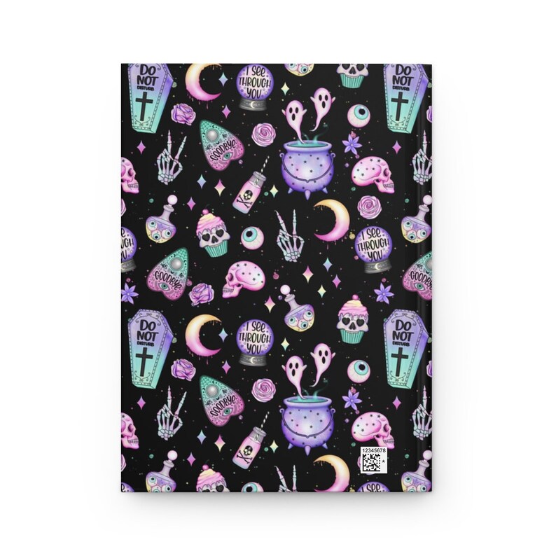 K&ouml;nnte beinhalten: Ein schwarzer Hintergrund mit einem sich wiederholenden Muster aus verschiedenen gruseligen und niedlichen Halloween-Illustrationen. Die Illustrationen beinhalten einen Sarg, einen Kessel, einen Geist, einen Sch&auml;del, einen Cupcake, eine Kristallkugel, eine Zaubertrankflasche, einen Halbmond, ein Herz, ein Peace-Zeichen und einen Stern. Die Illustrationen sind in den Farben Lila, Rosa, Blau und Gr&uuml;n gehalten.