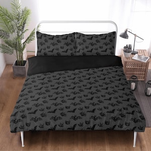 Puede incluir: Un juego de cama gris de tamaño individual con un patrón de murciélagos blanco y negro. El juego de cama incluye una funda nórdica, dos fundas de almohada y una sábana plana.